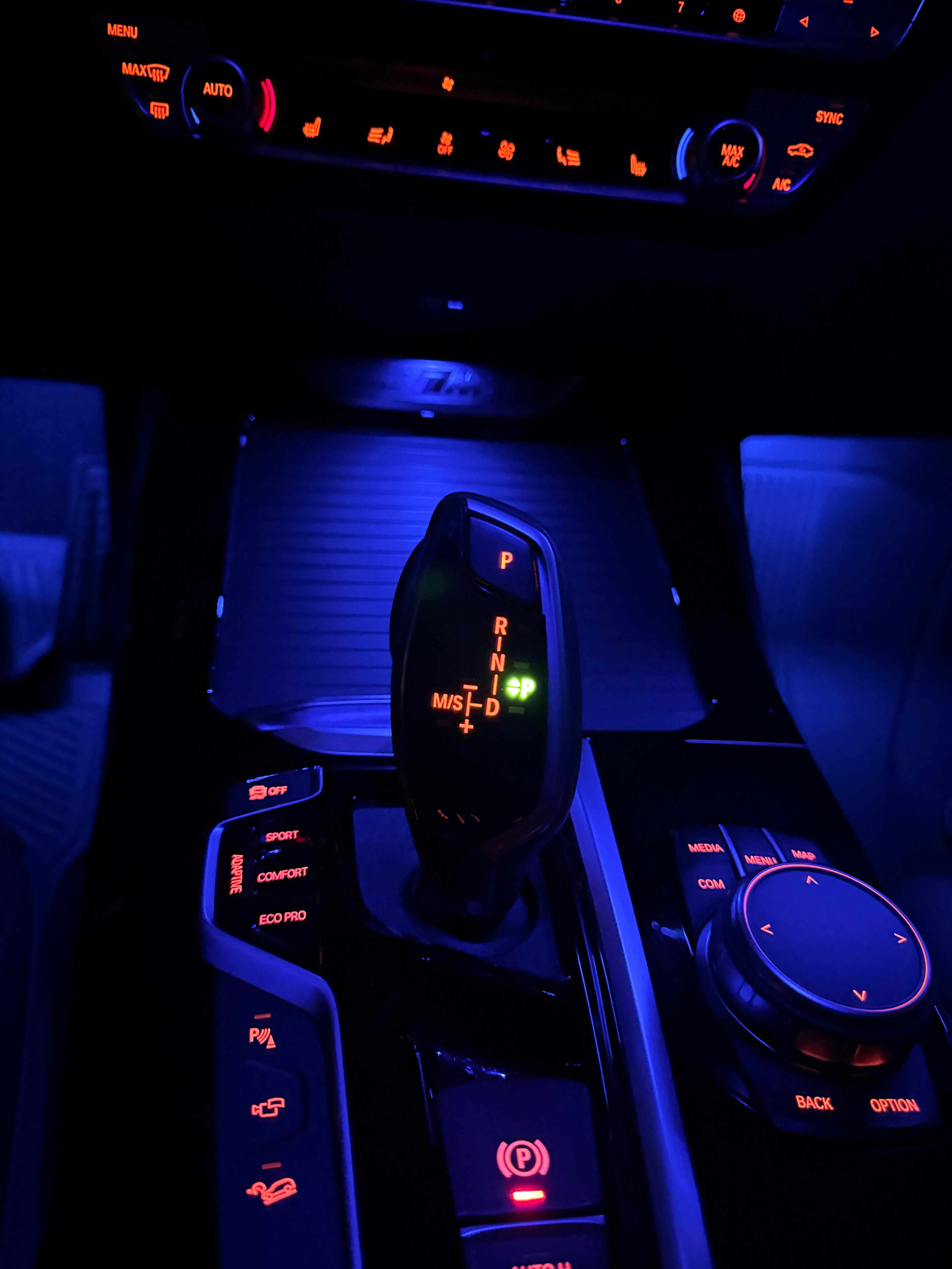 Schaltknauf und Bedienelemente